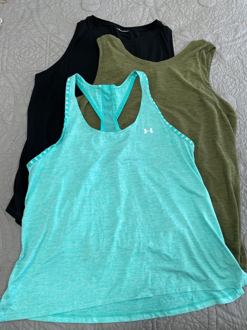 Set of 3 athletic tanks L